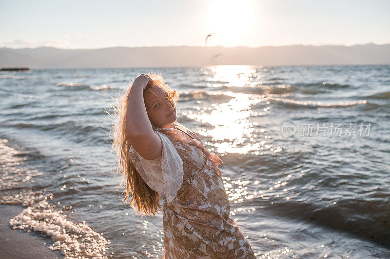 海边夕阳下的千禧年妇女