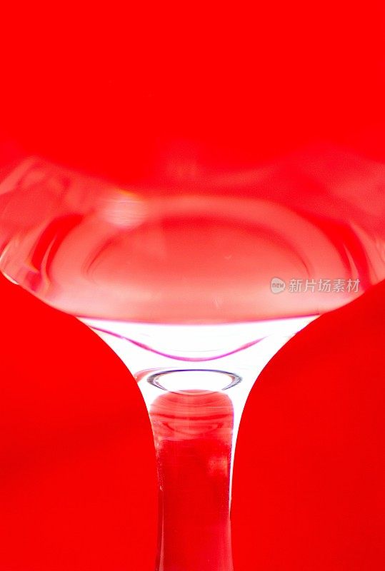 玻璃红色背景上的碳酸气泡。