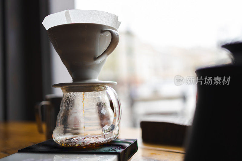用过滤滴管泡咖啡。咖啡滴在纸过滤器里。另一种煮咖啡的方法。