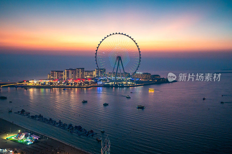 迪拜的蓝水岛休闲景点，从迪拜滨海区JBR海滩看到大型摩天轮