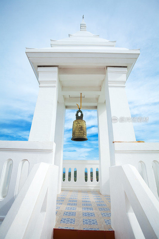 泰国钟在小白塔寺庙在山上的蜀昌岛