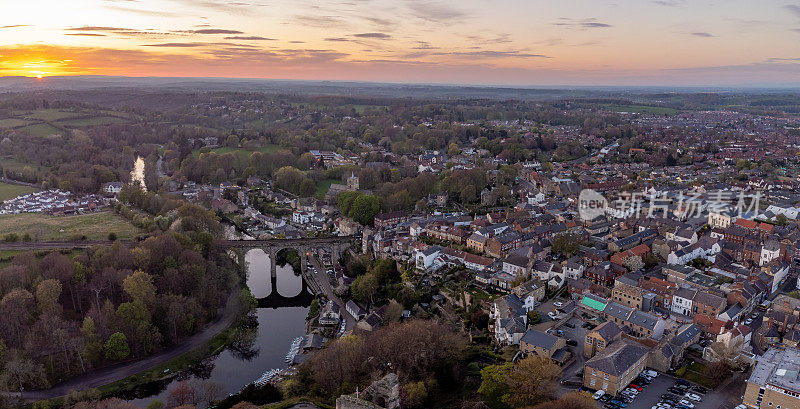 在日落时的鸟瞰历史高架桥和Nidd河在Knaresborough，北约克郡，英国。用0级无人机拍摄