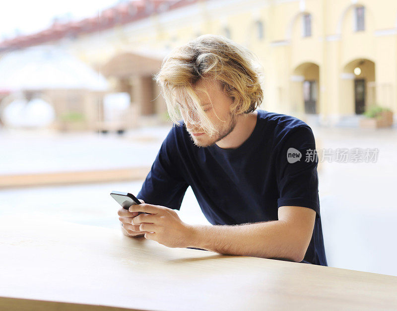 一个年轻人在户外使用智能手机的生活方式画像