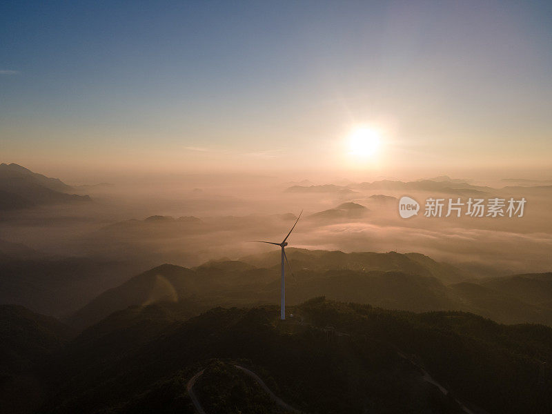 清晨的太阳和云海，山上的风力涡轮机