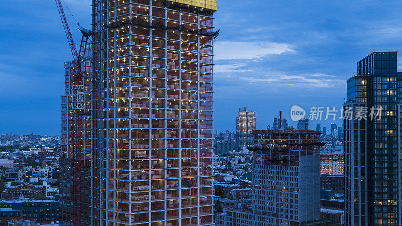 现代住宅楼夜间施工——城市建筑工地