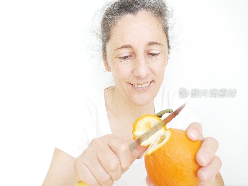 一个拿着橘子的49岁女人