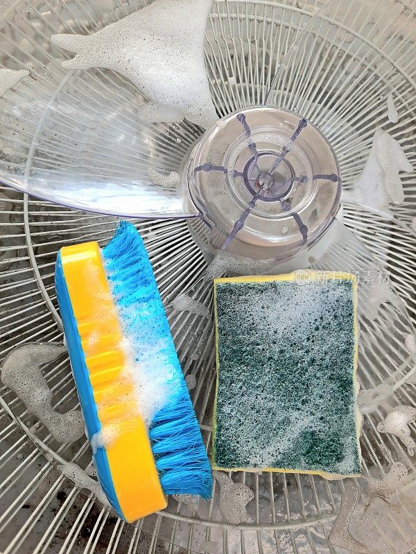 用海绵和刷子清洁风扇格栅和叶片。
