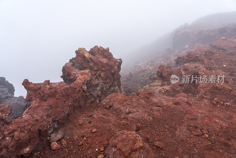 韦斯特曼群岛埃尔德费尔火山喷发的红色岩石
