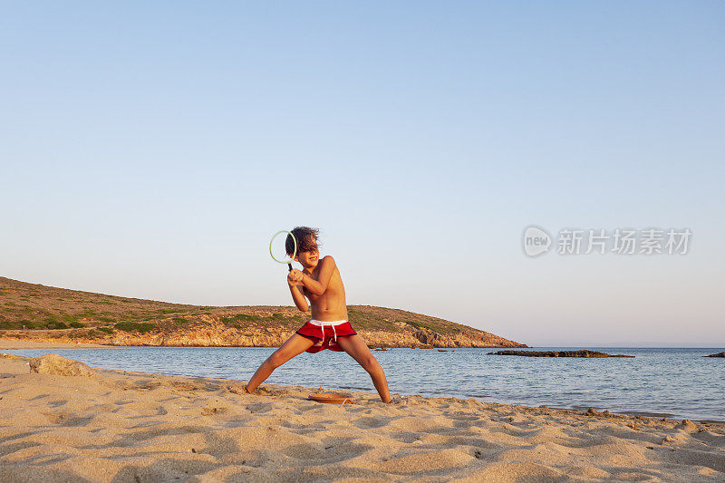 可爱的孩子在玩泡泡