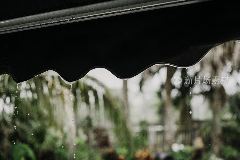 在暴风雨中遮雨棚