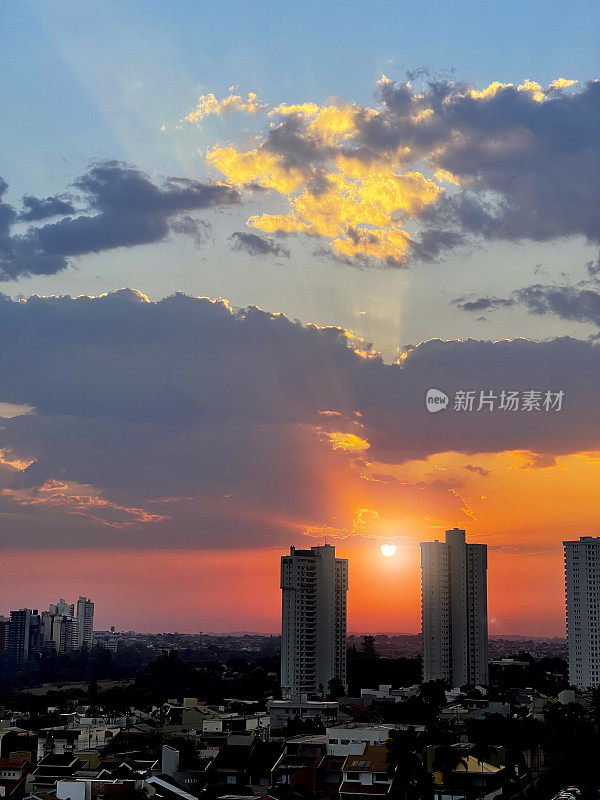 夏日清晨，太阳冉冉升起。