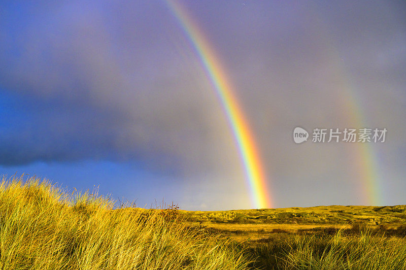 瓦登海地区特塞尔岛沙丘上的彩虹