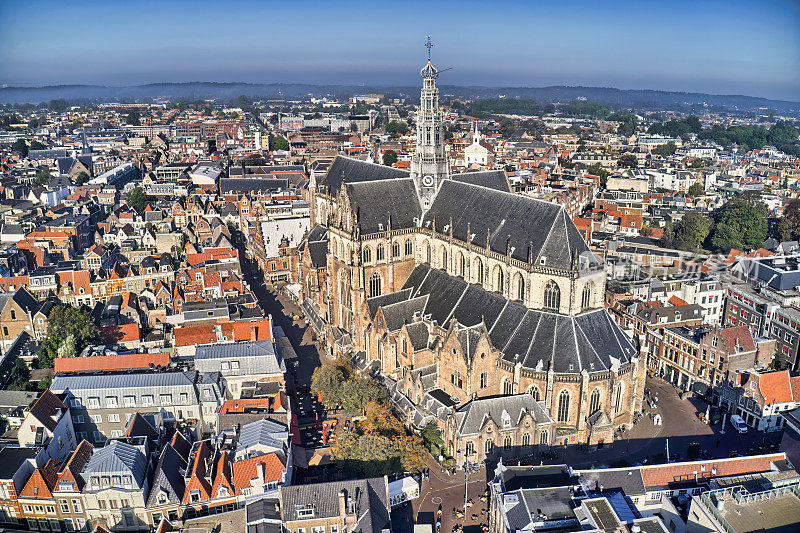 荷兰，哈勒姆(Haarlem)——2020-06-2021:从高处俯瞰哈勒姆市。