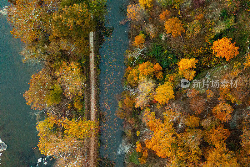 马里兰州日落黄昏时波托马克河和C&O运河的鸟瞰图