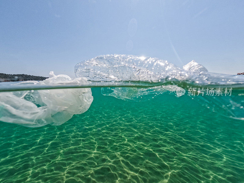 漂浮在海上的塑料瓶