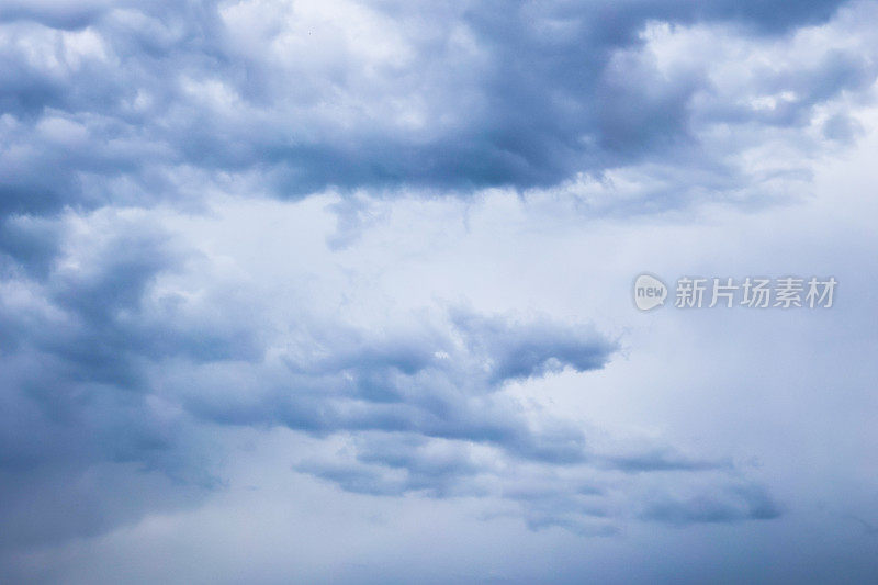 天空布满了雷雨