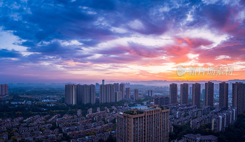 清晨，成都市上空乌云密布