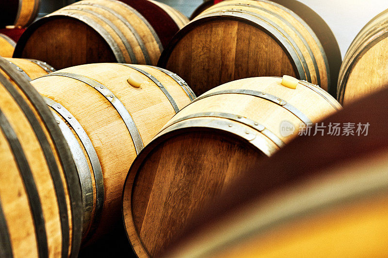 橡木木桶葡萄酒在酿酒厂发酵过程中成熟的橡木木桶