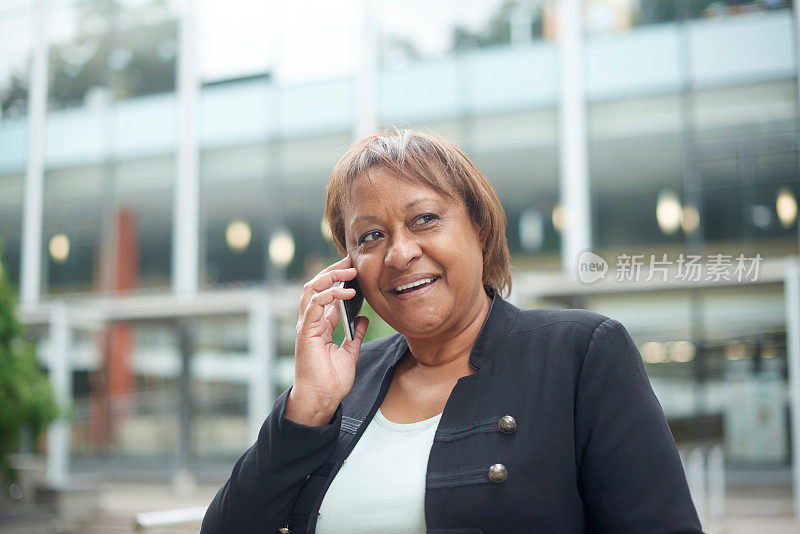 成功，沟通和一个女人在5g网络的智能手机和微笑在城市办公室的户外。员工、快乐经理或公司员工通过手机或电话接收客户的好消息。