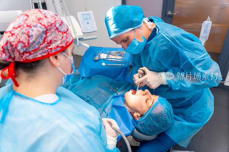 牙科门诊，女牙医医生在手术前进行麻醉注射