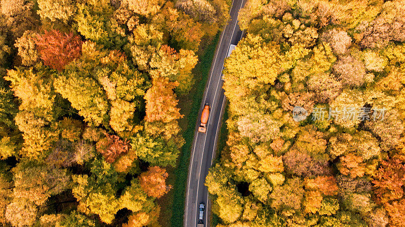 乡村公路上的交通