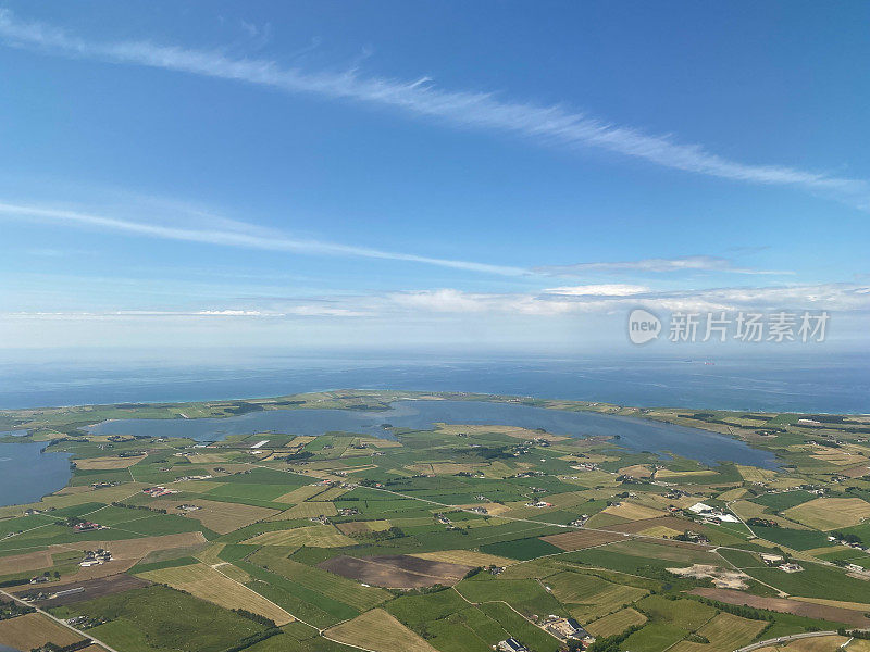 挪威斯塔万格市的鸟瞰图。海滩海岸线，有人居住的岛屿，农业用地和城市中心建筑都可以看到