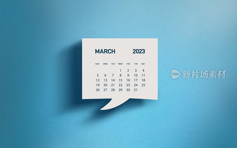 白色聊天气泡与裁剪2023年3月日历页在蓝色背景