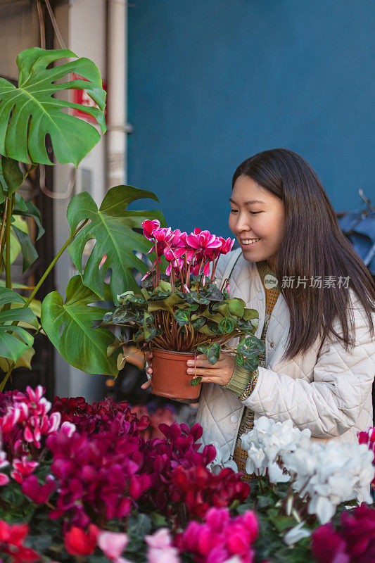 妇女在园艺苗圃挑选鲜花