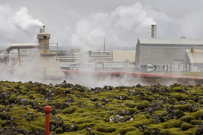 位于雷克简斯半岛格林达维克附近的Svartsengi地热发电厂，配有管道和蒸汽烟囱