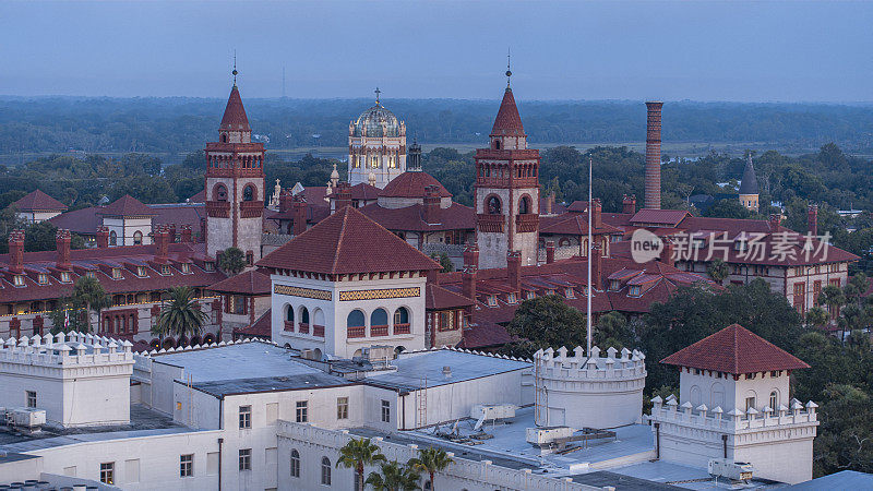 上午佛罗里达圣奥古斯丁弗拉格勒学院的历史建筑群。