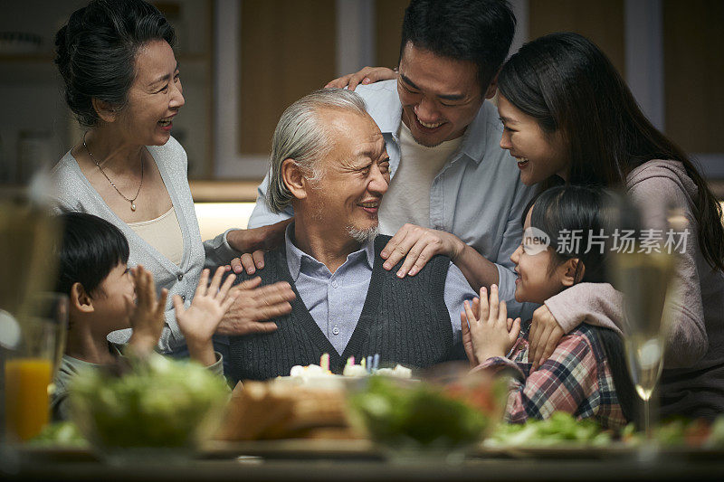 三代亚洲家庭在家里庆祝爷爷的生日