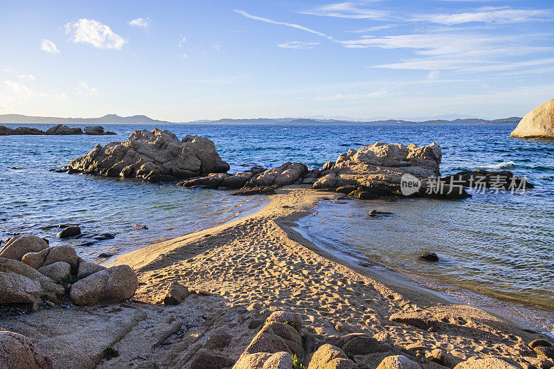 撒丁岛东北海岸下撒丁岛日落时的岩石