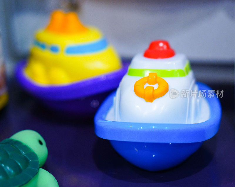 蓝色表面上塑料玩具船的选择性聚焦镜头
