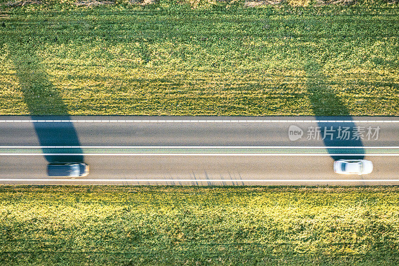 在直线道路上行驶的交通俯视图