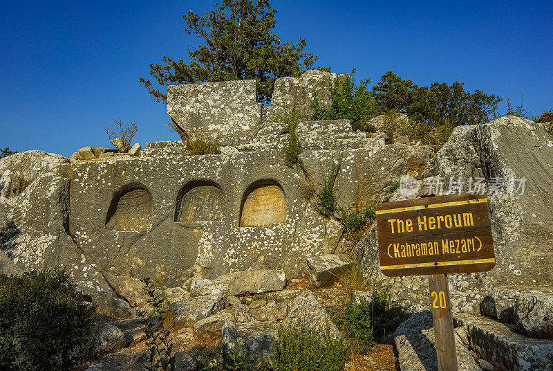 泰尔梅索斯古城的岩石坟墓和标志