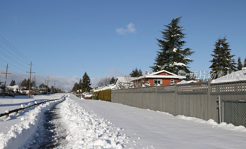 加拿大萨里的雪地之路