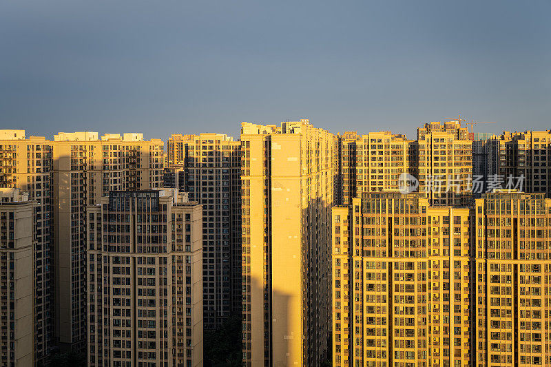 太阳落在成都的上空。