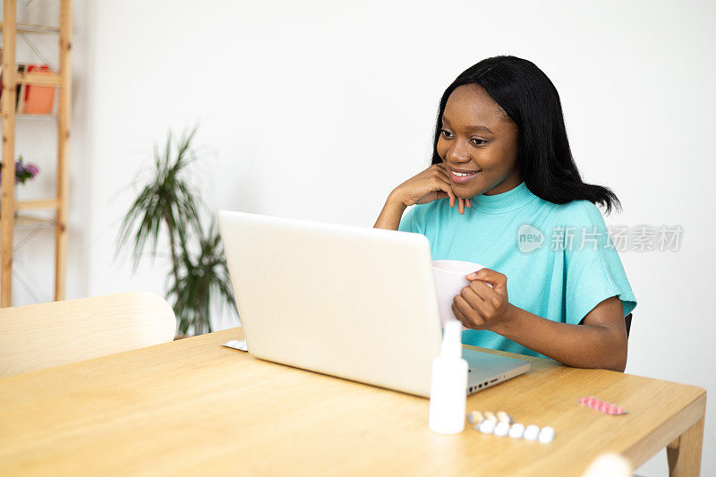 年轻女子在网上咨询她的医生