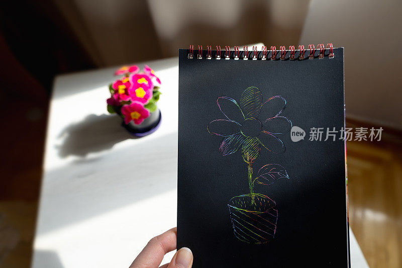 画了一幅花和花在花盆旁边。期望现实概念。
