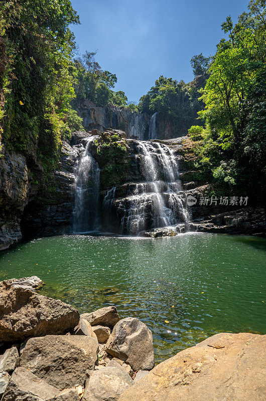 美丽的诺雅卡瀑布在哥斯达黎加太平洋海岸的野生野性的海岸美景