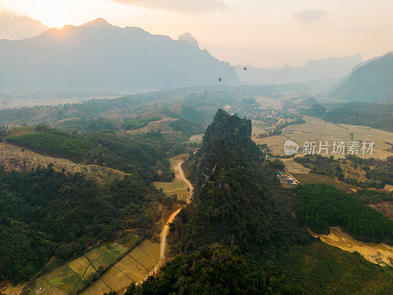 喀斯特山脉和山谷的鸟瞰图