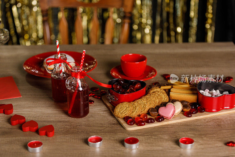 在情人节庆祝活动中，餐桌上摆着美味的熟食板