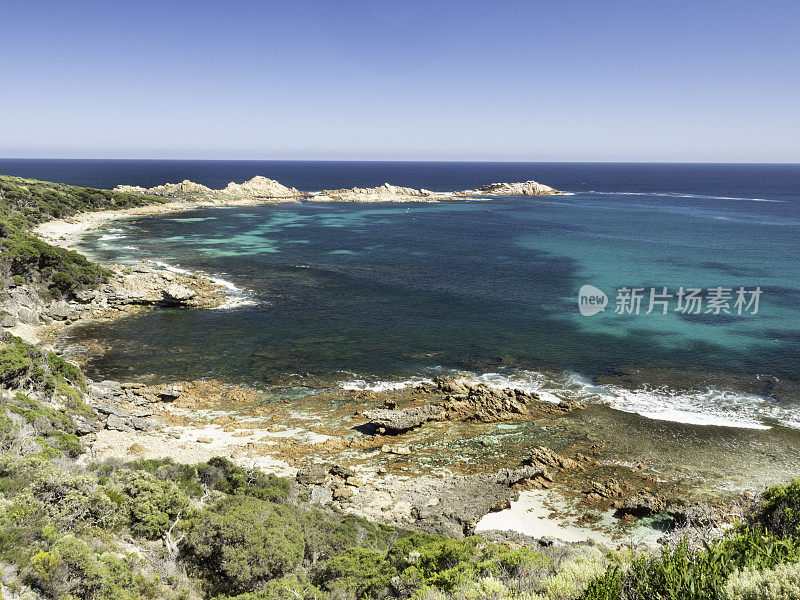 美丽的岩石海岸线