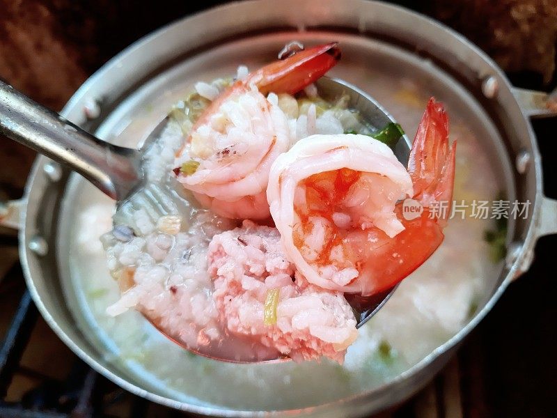 煮虾米粥-食物制备。