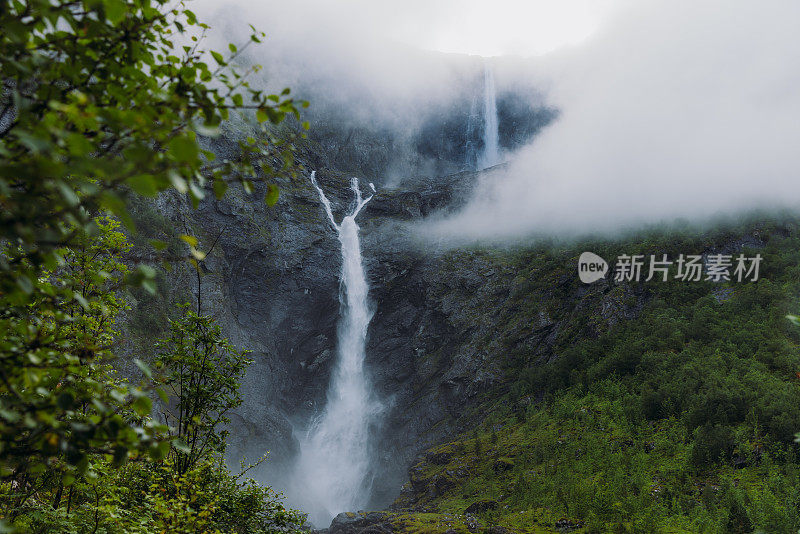 Mardalsfossen瀑布在挪威风景优美的绿色山谷的戏剧性的观点