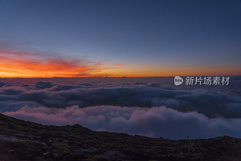 日出时在皮科火山山顶上的小径