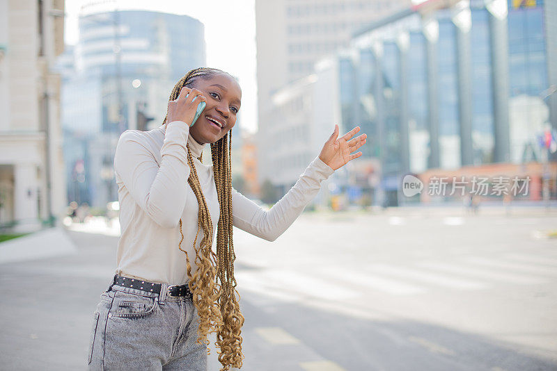 叫出租车的成年妇女