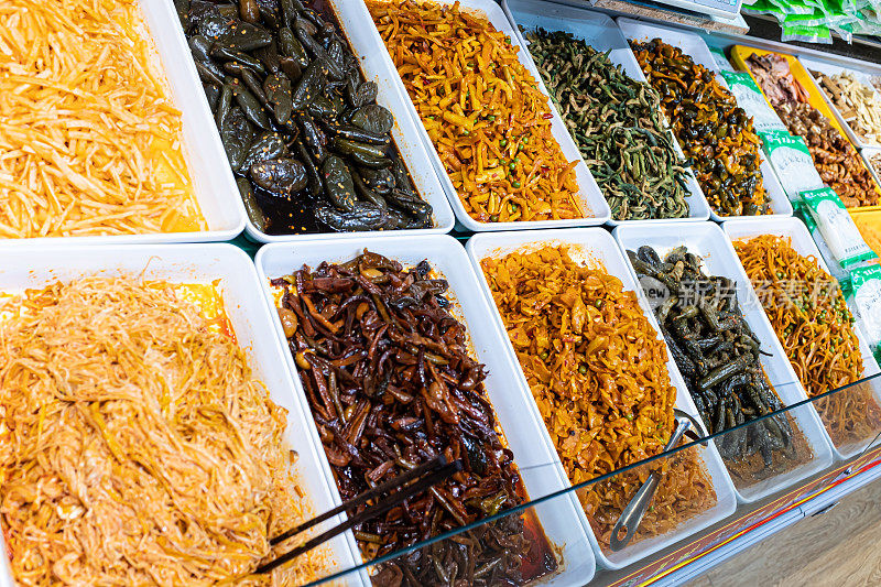 中国青岛，市场摊位上的食物选择