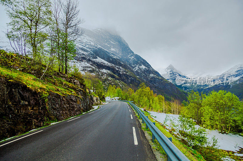 山路。下雨了。湿滑的沥青。挪威