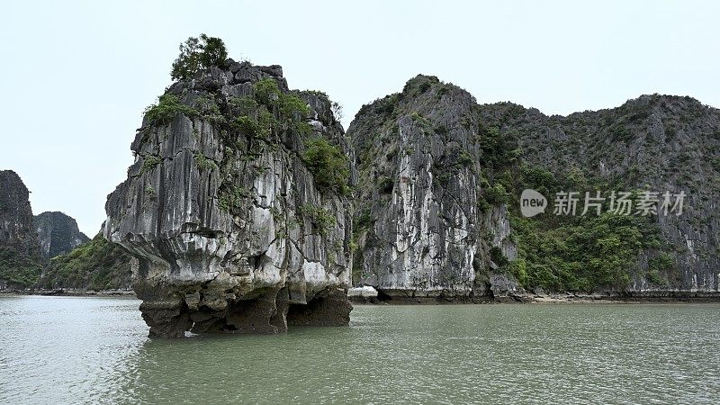 壮丽的喀斯特峰森林在海上